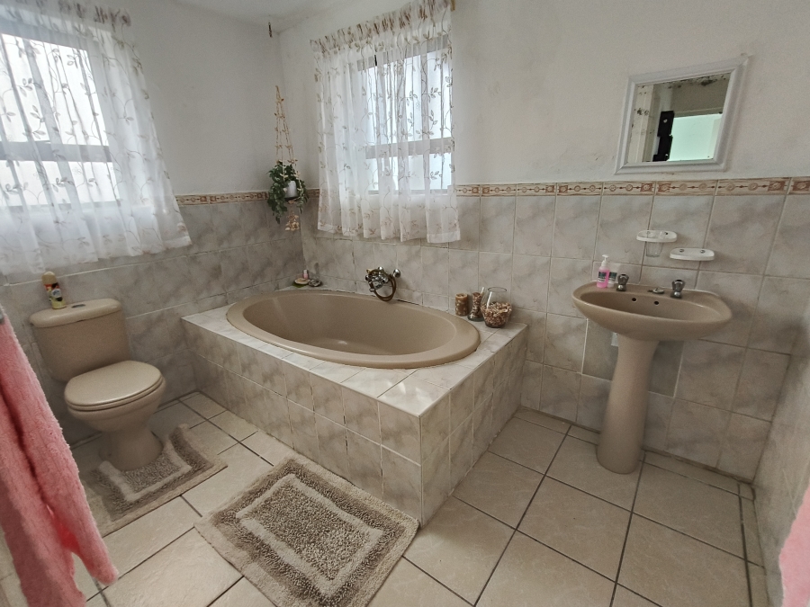 12 Bedroom Property for Sale in Paradise Beach Eastern Cape